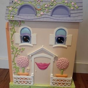 Learning Curve Mrs. Goodbee Talking Interactive Doll House Playset Caring Corner